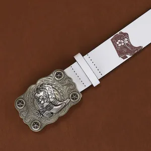 Ceinture western en cuir blanc avec boucle argentée ornée d'une botte de cowboy