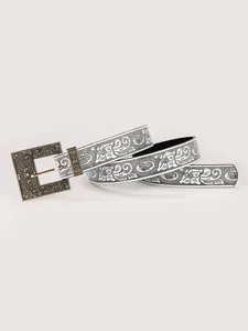 Vue détaillée d'une ceinture blanche en PU à fleurs avec boucle en métal rétro