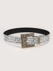 Détail d'une ceinture en cuir PU blanc à motifs floraux et boucle dorée gaufrée