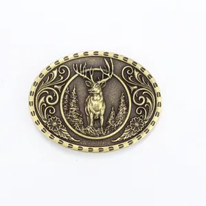 Detail van vintage bronzen ovale riemgesp met een reliëf van een hert en turquoise