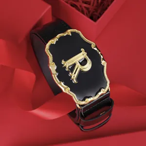 Ceinture homme en cuir noir avec boucle dorée lettre R sur fond rouge festif