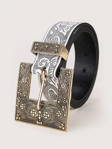 Gros plan sur la boucle en métal vintage gaufrée de fleurs sur une ceinture baroque