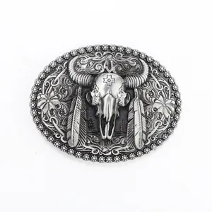 Detail van een vintage riemgesp met longhorn schedel en westerse bloemmotieven