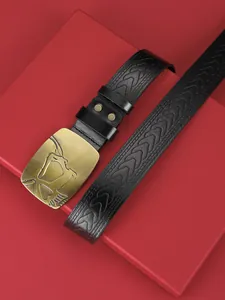 Détail de la ceinture en cuir noir avec gaufrage en V et boucle tête de taureau bronze