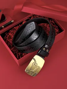 Ceinture homme en cuir noir avec boucle aigle dorée dans son coffret cadeau rouge