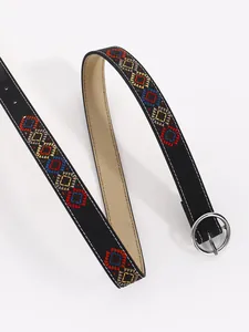 Détail de la broderie ethnique sur une ceinture noire avec des motifs géométriques