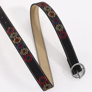 Ceinture femme en cuir brodé bohème avec motifs géométriques colorés et boucle argentée