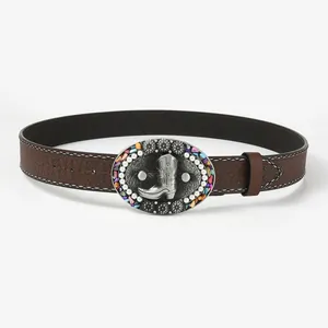 Dettaglio cintura western in pelle goffrata e fibbia vintage con stivale e perline