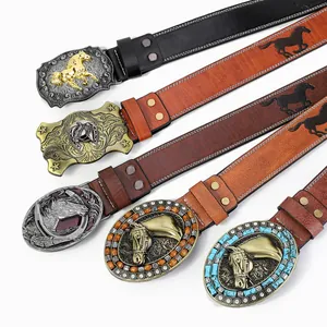 Dettagli delle cinture western con fibbie in metallo goffrato e motivi di cavalli