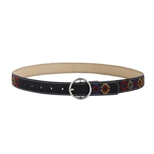 Ceinture rétro en cuir noir avec broderie ethnique colorée et boucle ronde en métal argenté