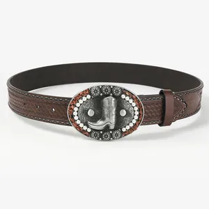 Dettaglio cintura western retrò con fibbia stivale da cowboy e cinturino decorato