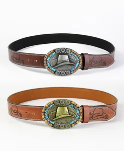 Detalle de hebillas de cinturón vaquero vintage con cuentas turquesas y sombrero grabado
