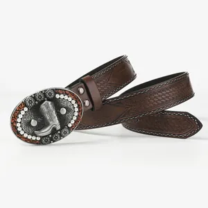 Dettaglio di cintura in pelle stile western con rilievo e fibbia a stivale cowboy