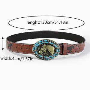 Dettaglio cintura western in pelle marrone con fibbia a cavallo goffrata e dimensioni