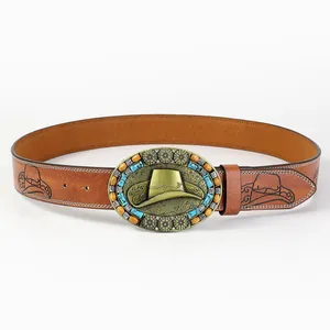 Detalle de hebilla vaquera con relieve de sombrero de cowboy y piedra turquesa