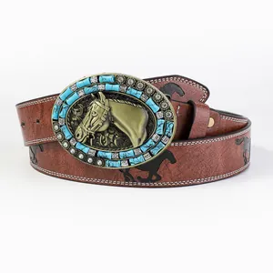 Dettaglio fibbia western con testa di cavallo, pietre turchesi e goffratura vintage