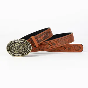 Detailaufnahme des braunen Ledergürtels mit Western-Prägung und Vintage-Goldschnalle