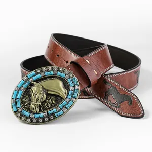 Dettaglio di cintura in pelle western vintage con fibbia a cavallo e pietre turchesi