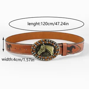 Dettaglio di cintura vintage in pelle marrone con motivo a cavallo e fibbia ornata