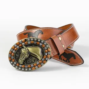 Dettaglio di cintura Western vintage con grande fibbia a testa di cavallo e goffratura
