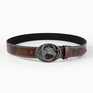 Dettaglio fibbia western in argento su cintura in pelle marrone con rilievo
