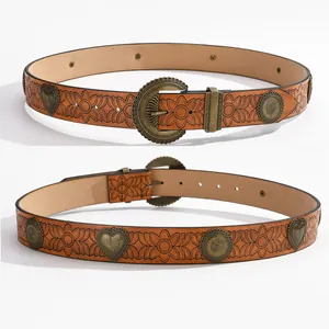 Vue détaillée d'une ceinture en cuir bohème avec relief floral et clous en métal