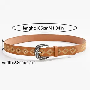 Dettaglio fibbia vintage argento e ricamo a rombi su cintura in pelle marrone