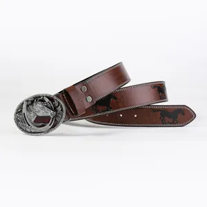 Dettaglio di cintura vintage in pelle western con motivi di cavalli e fibbia argentata