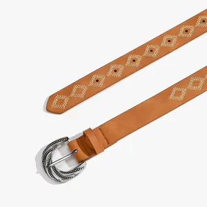 Dettaglio cintura in pelle marrone con fibbia in argento intagliato e ricami a rombi