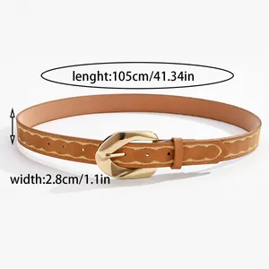 Détail d'une ceinture marron avec broderie ondulée et une boucle dorée ovale