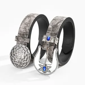 Dettaglio fibbia della cintura argento con pietre blu e texture stile vintage