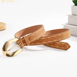 Vue détaillée d'une ceinture en cuir marron avec broderie dorée et boucle goutte d'eau