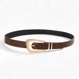 Dettaglio cintura in pelle marrone scuro con grande fibbia vintage dorata