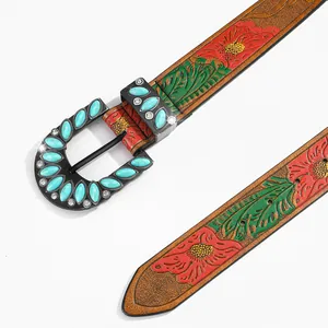 Detail van de reliëf lederen riem met bloemmotieven en gesp met turkoois edelstenen