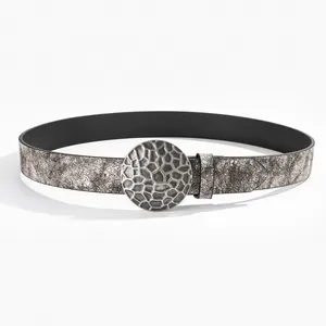 Dettaglio cintura vintage nero-argento con fibbia rotonda in metallo ed effetto invecchiato