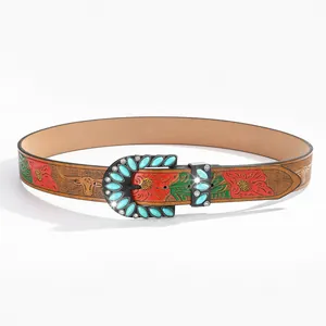 Detail van bohemien lederen riem met vintage bloemenreliëf en turquoise gesp