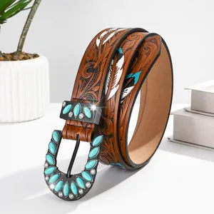 Boheemse retro reliëf lederen riem met turquoise gesp en gedetailleerde veerpatronen