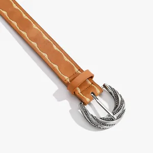 Detail de ceinture en similicuir marron avec broderie jaune et boucle argent vintage