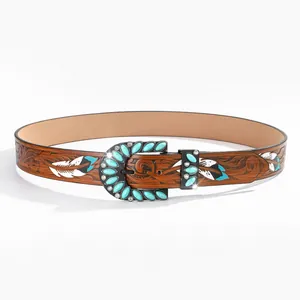 Detail van bohemien bruine leren riem met bloemenreliëf en turquoise stenen gesp