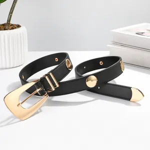 Elegante cintura da donna in pelle nera con borchie dorate e fibbia geometrica