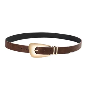 Cintura moderna in pelle marrone scuro da donna con fibbia dorata su sfondo bianco