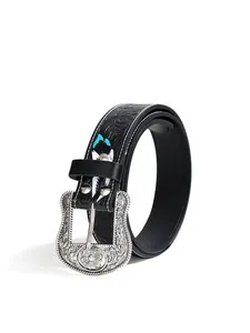 Détail de ceinture Western en cuir gaufré noir avec une boucle argentée sculptée