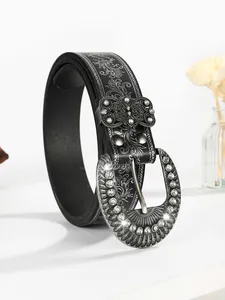 Detail van western riem met strass ovale gesp en vlindervormige lus op witte achtergrond
