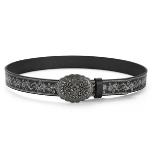 Détail d'une ceinture en cuir embossé vintage avec motif floral et boucle en métal argenté