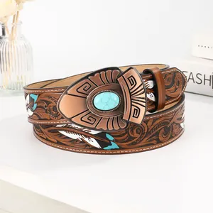 Détail d'une ceinture Western vintage avec boucle turquoise et cuir gaufré floral