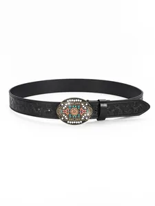 Detail van boheemse zwarte leren riem met bloemenreliëf en kleurrijke vintage gesp