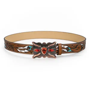 Détail de ceinture en cuir vintage gaufré avec accents turquoise et boucle ornementée