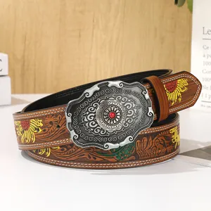 Detail eines Vintage-Western-PU-Ledergürtels mit Sonnenblumenprägung und gravierter Silberschnalle