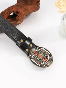 Detail van vintage lederen riem met versierde bronzen gesp en gekleurde kralen