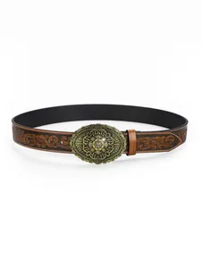 Détail d'une ceinture en cuir embossé vintage avec boucle florale en bronze ajouré